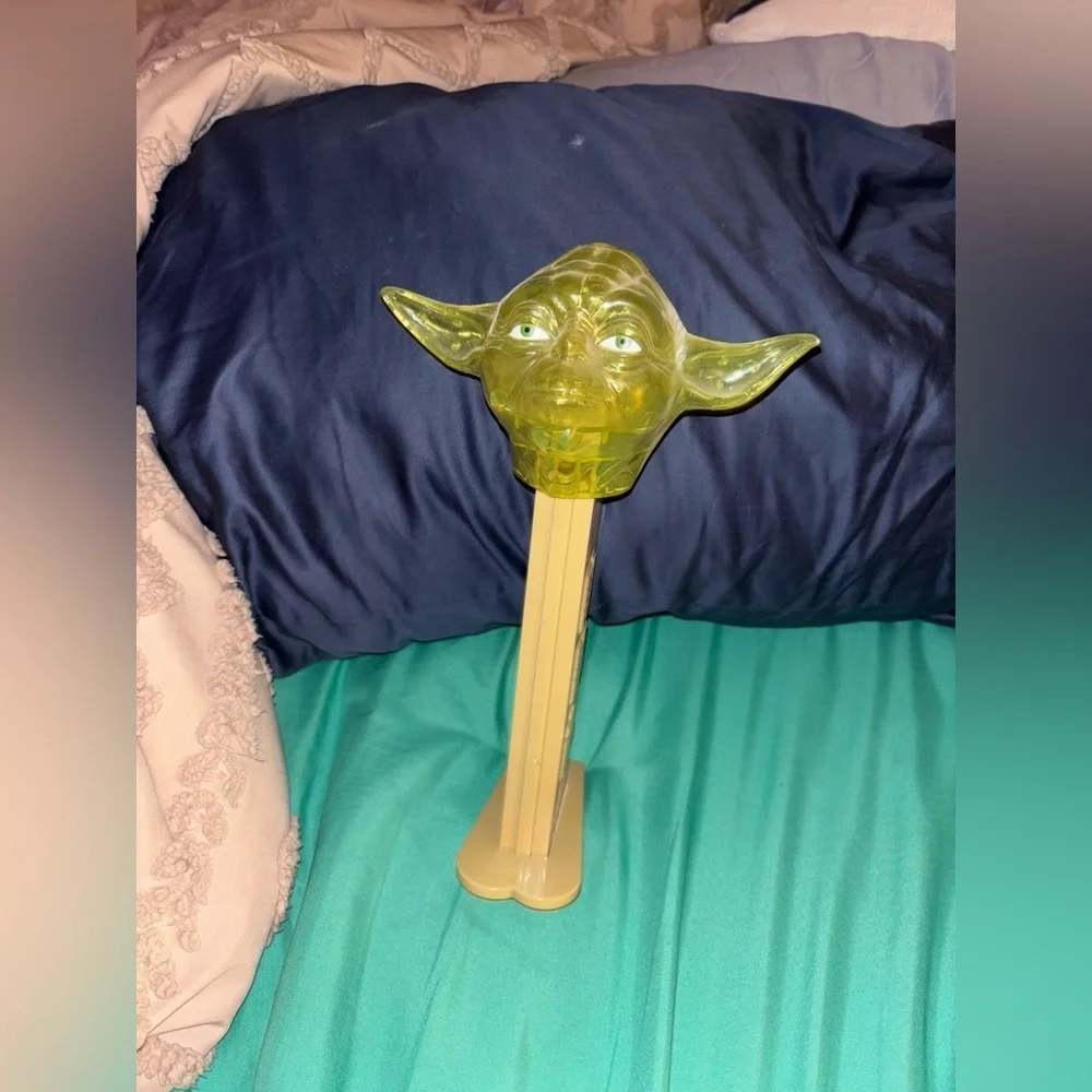 Star Wars Crystal Head Yoda Limited Edition Giant Pez Dispenser - Picture 2 of 10